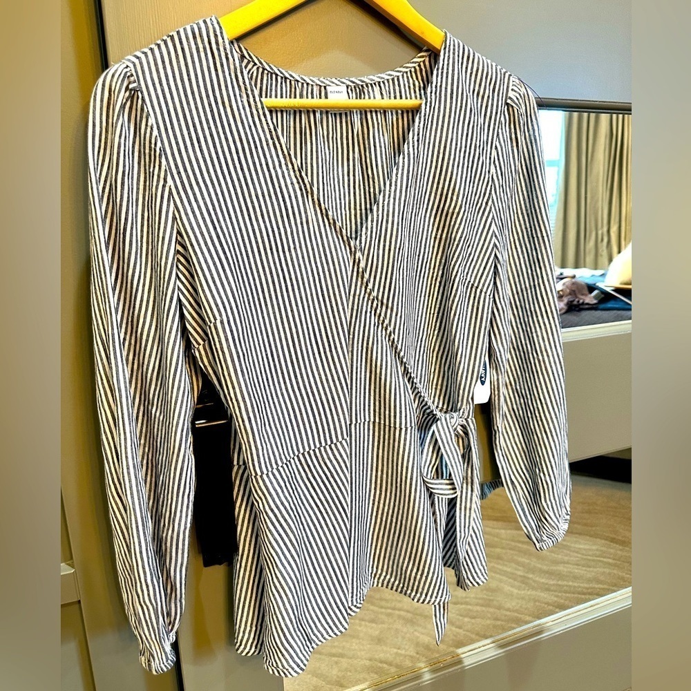 Old Navy Crossover Striped Top Black  and White Size S